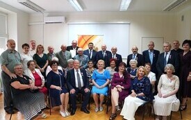 Pary biorące udział w uroczystości uhonorowania par małżeńskich Medalami za Długoletnie Pożycie Małżeńskie