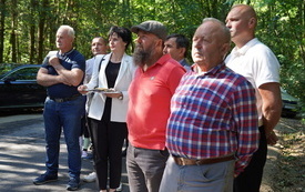 Sołtysi, mieszkańcy pracownicy urzędu podczas uroczystego otwarcia nowo wybudowanego odcinka drogi