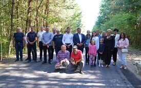 Zdjęcie grupowe z otwarcia nowego odcinka drogi