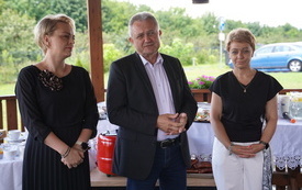 Burmistrz Miasta i Gminy Osiek Magdalena Marynowska, Starosta Staszowski Romuald Zgrzywa oraz Kierownik Centrum Opiekuńczo-Mieszkalnego w Bukowej Aneta Sowińska