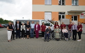Zdjęcie grupowe z przekazania nowego mikrobusa dla COM w Bukowej