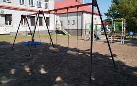 Nowy plac zabaw w trakcie budowy przy Zespole Szk&oacute;ł w Osieku