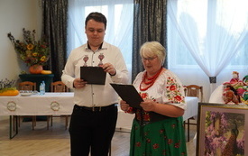 Od lewej Kamil Milewczyk oraz Wanda Kielek z KGW Dorzeczanie. 