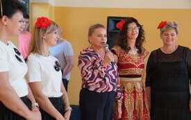 Zastępca Burmistrza Miasta i Gminy Osiek Joanna Walczak składająca podziękowania dla senior&oacute;w. 
