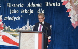 Mariusz Skotarek wygłaszający prelekcję o Adamie Bieniu. 