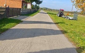 Prace związane z&nbsp;uporządkowaniem i&nbsp;oczyszczeniem poboczy w miejscowości Nakol 