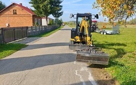 Prace związane z&nbsp;uporządkowaniem i&nbsp;oczyszczeniem poboczy w miejscowości Nakol