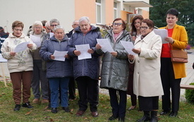 Uczestnicy Dziennego Domu Senior+ w Sworniu prezentujący swoje występy
