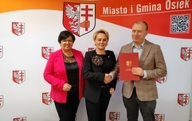 Podpisanie umowy od lewej skarbnik Małgorzata Oleszek, Burmistrz Magdalena Marynowska oraz wykonawca. 
