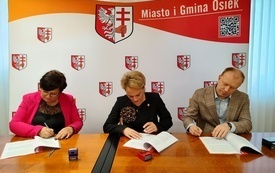 Podpisanie umowy od lewej skarbnik Małgorzata Oleszek, Burmistrz Magdalena Marynowska oraz wykonawca. 