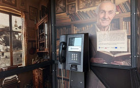 Telefon do słuchania opowieści znajdujący się w budce nietelefonicznej. 