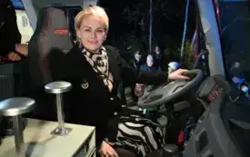 Burmistrz Miasta i Gminy Osiek Magdalena Marynowska w nowym wozie strażackim.