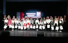 Finałowe zdjęcie uczestnik&oacute;w przeglądu pieśni patriotycznej wraz z opiekunami ze szk&oacute;ł, Burmistrz Miasta i Gminy Osiek Magdaleną Marynowską, Zastępcą Burmistrza Joanną Walczak, Dyrektor Miejsko-Gminnego Ośrodka Kultury w Osieku Elżbietą Okoń 