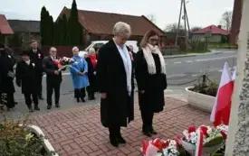 Złożenie kwiat&oacute;w przed pomnikiem pod pomnikiem dedykowanym poległym podczas II wojny światowej przez Dyrektor ZS w Osieku Irenę Martę Kicińską oraz Wicedyrektor Magdalenę Pisarską. 