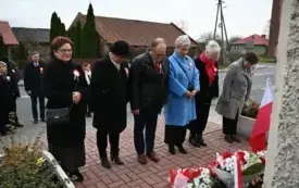 Złożenie kwiat&oacute;w przed pomnikiem pod pomnikiem dedykowanym poległym podczas II wojny światowej przez Stowarzyszenie Senior&oacute;w "Czas dla Nas".