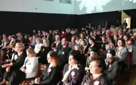 Publiczność podczas przeglądu pieśni patriotycznej "Dźwięki wolności" podczas uroczystych obchod&oacute;w 11 Listopada w Gminie Osiek. 