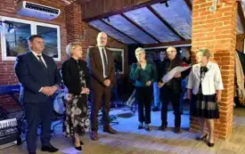 Wręczenie kwiat&oacute;w dla Pani burmistrz przez członk&oacute;w Stowarzyszenie senior&oacute;w "Czas dla Nas" z Gminy Osiek. 