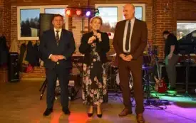 Uroczyste powitanie gości na Dniu Seniora przez Panią Burmistrz Miasta i Gminy Osiek, Wicewojewodę Michała Skotnickiego, Wicemarszałka Wojew&oacute;dztwa Świętokrzyskiego Grzegorza Sochę. 