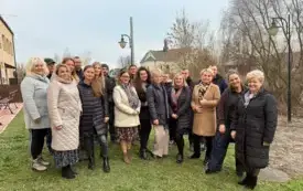 Uczestnicy uczestniczący podczas podsumowania projektu projektu &bdquo;Kieszonka Zieleni &ndash; wielka sprawa w&nbsp;małej przestrzeni&rdquo; na czele z Panią Burmistrz Magdaleną Marynowską, Zastępcą Joanną Walczak, Dyrektor Miejsko Gminnego Ośrodka Kultury w Osieku  Elżbietą 