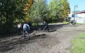 Wyr&oacute;wnywanie placu przy M-GOK w Osieku w ramach projektu &bdquo;Kieszonka Zieleni &ndash; wielka sprawa w&nbsp;małej przestrzeni&rdquo;