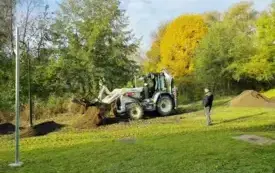 Wyr&oacute;wnywanie placu przy M-GOK w Osieku przy użyciu koparki w ramach projektu projektu &bdquo;Kieszonka Zieleni &ndash; wielka sprawa w&nbsp;małej przestrzeni&rdquo;