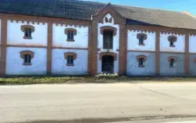 Trwają prace intensywne przy odnowieniu elewacji zabytkowego spichlerza w Szwagrowie 