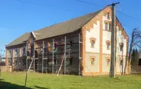 Trwają prace intensywne przy odnowieniu elewacji zabytkowego spichlerza w Szwagrowie 