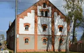 Trwają prace intensywne przy odnowieniu elewacji zabytkowego spichlerza w Szwagrowie 