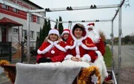 Podczas Orszaku Świętego Mikołaja w Gminie Osiek w saniach zasiadali: Burmistrz Miasta i Gminy Osiek Magdalena Marynowska, Zastępca Burmistrza Joanna Walczak, Radny Powiatowy Tomasz Mysłek oraz Dyrektor Miejsko-Gminnego Samodzielnego Publicznego Zakładu O