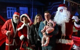 Wsp&oacute;lne zdjęcie Mieszkańc&oacute;w Pliskowoli z Mikołajem (Radnym Powiatowym Tomaszem Mysłkiem oraz Zbigniewem Wiąckiem) oraz Panią Burmistrz Magdaleną Marynowską podczas Orszaku Świętego Mikołaja. 