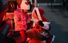 Pani Burmistrz Magdalena Marynowska podczas Orszaku Świętego Mikołaja z mieszkanką Suchowoli. 