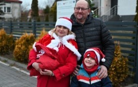 Pani Zastępca Burmistrza Joanna Walczak podczas Orszaku Świętego Mikołaja z mieszkańcami Bukowej. 