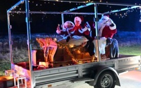 Orszak Świętego Mikołaja na saniach Pani Burmistrz Miasta i Gminy Osiek Magdalena Marynowska, Pani Zastępca Burmistrza Joanna Walczak, Radny powiatowy Tomasz Mysłek, oraz Dyrektor Miejsko-Gminny Samodzielny Publiczny Zakład Opieki Zdrowotnej w Osieku