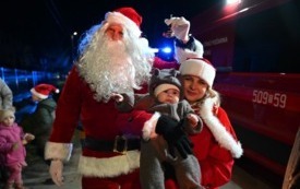 Wsp&oacute;lne zdjęcie z małym mieszkańcem Gminy Osiek wraz z Panią Zastępcą Burmistrz Miasta i Gminy Osiek Joanną Walczak i Radnym Powiatowym Tomaszem Mysłkiem. 