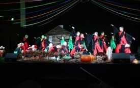 Grupa taneczna z M-GOK Osiek podczas Spektaklu "Cztery Pory Tradycji" 