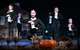 Grupa taneczna z M-GOK Osiek podczas Spektaklu "Cztery Pory Tradycji" 