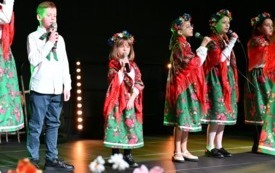 Grupa wokalna z M-GOK Osiek podczas Spektaklu "Cztery Pory Tradycji" 