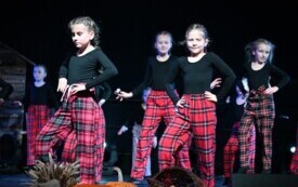 Grupa taneczna z M-GOK Osiek podczas Spektaklu "Cztery Pory Tradycji" 