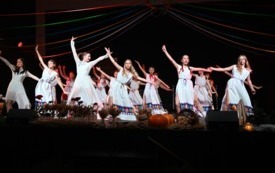 Grupa taneczna z M-GOK Osiek podczas Spektaklu "Cztery Pory Tradycji" 