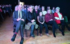 Zaproszeni goście wśr&oacute;d Kt&oacute;rych znaleźli się m.in. Wicemarszałek Wojew&oacute;dztwa Świętokrzyskiego Grzegorz Socha, Burmistrz Miasta i Gminy Osiek Magdalena Marynowska, Zastępca Burmistrza Joanna Walczak, radni, dyrektorzy szk&oacute;ł oraz kierownicy jednostek organi