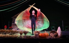 Taniec zaprezentowany przez artyst&oacute;w z M-GOK w Osieku podczas spektaklu "Cztery Pory Tradycji" 