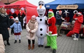 Animacje z postaciami z bajek m.in. Grinchem oraz Olafem podczas IV Jarmarku Bożonarodzeniowego w Osieku. 