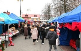 Stoiska podczas Jarmarku Bożonarodzeniowego w Osieku. 