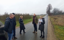 Odbi&oacute;r odcink&oacute;w dr&oacute;g, zrealizowanych na&nbsp;obszarze miasta oraz&nbsp;sołectw gminy Osiek na czele z Panią Burmistrz Magdaleną Marynowską, Kierownikiem Referatu Budownictwa, Inwestycji i Zam&oacute;wień Publicznych Wojciechem Pargiełą.