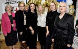 Członkowie stowarzyszenia "Osieczanie " wraz z Panią Burmistrz Miasta i Gminy Osiek Magdaleną Marynowską. 