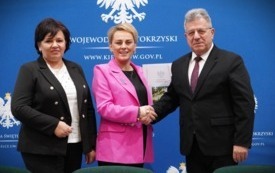 Podpisanie umowy w ramach programu &bdquo;Asystent osobisty osoby z niepełnosprawnością&rdquo; pomiędzy Wojewodą Świętokrzyskim J&oacute;zefem Brykiem a Miastem i Gminą Osiek Burmistrz Magdaleną Marynowską oraz Skarbnik Małgorzatą Oleszek. 