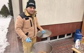 Jan Sowiński Radny Miasta i Gminy Osiek, Strażak OSP organizuje akcje społeczne i rozdaje ciepły posiłek mieszkańcom. 