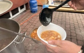 Zupa grochowa przygotowana przed radnego Jana Sowińskiego do akcji społecznej. 