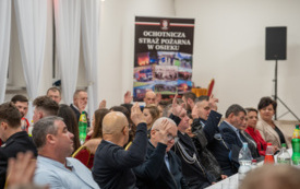 Głosowanie podczas walnego zebrania w OSP Osiek. 