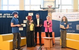 Konferencja pn. &bdquo;Lider od jutra &ndash; od pomysłu do działania&rdquo; - na zdjęciu uczniowie szkoły ZS Ekonomicznych w Staszowie, Burmistrz Miasta i Gminy Osiek Magdalena Marynowska, Wicestarosta staszowski Leszek Guzal oraz Agata Jackiewicz.  
